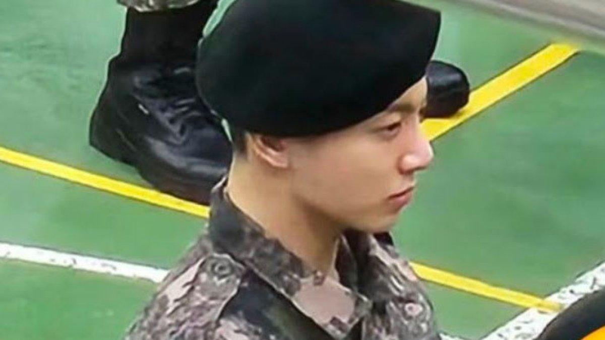Jungkook terlihat serius di upacara wisuda militer