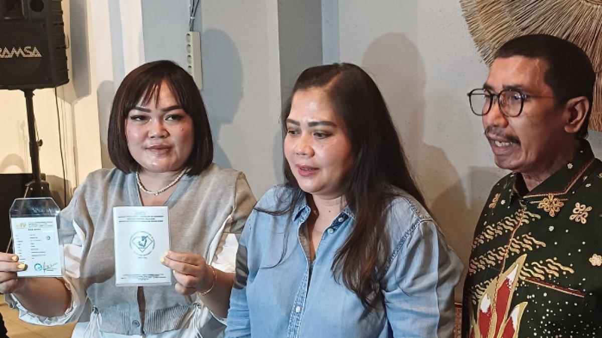 (ki-ka) Juru bicara IM pelapor penyanyi Reza Artamevia: Priscilla dan Fitria didampingi kuasa hukum Fahmi Bachmid mengadakan konferensi pers perihal kasus dugaan penipuan dan pencucian uang bisnis jual beli batu berlian total senilai Rp 18,5 miliar, di daerah Kebayoran Baru, Jakarta Selatan, Sabtu (16/11/2024)