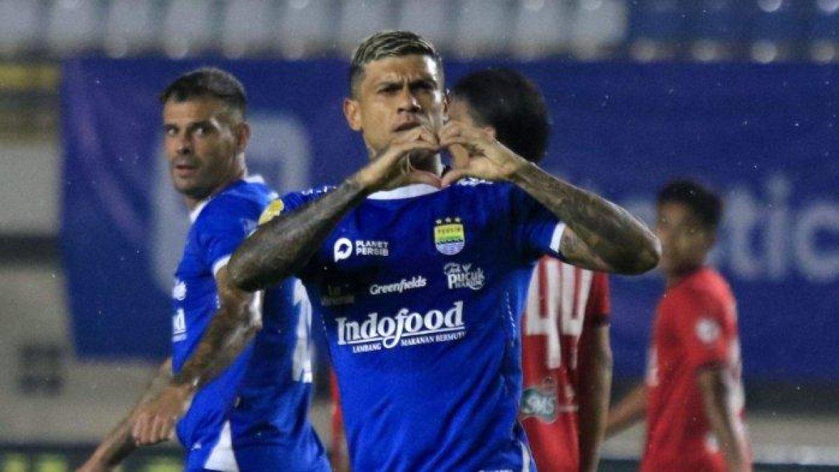 KABAR PEMAIN PERSIB - Ciro Alves melakukan selebrasi seusai mencetak gol ke gawang Semen Padang pada lanjutan Liga 1 2024-2025, di Stadion Si Jalak Harupat, Jumat (1/11/2024). Ciro Alves kini dikabarkan akan bergabung dengan Malut United.