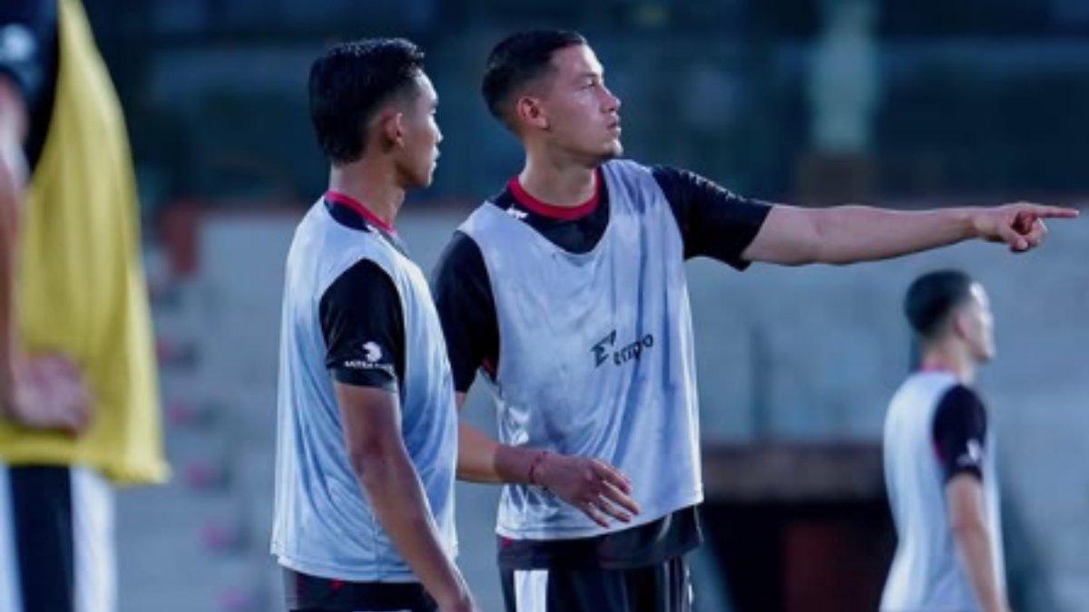 KABAR TIMNAS INDONESIA - Jay Idzes cs diunggulkan lawan China, media Inggris beri prediksi skor akhir pertandingan Indonesia vs China pada Kamis, 5 Juni 2025.