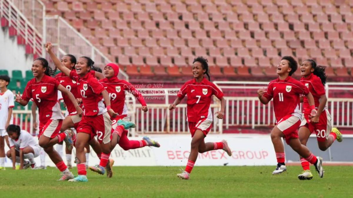 KABAR TIMNAS INDONESIA - Momen pemain Timnas Putri Indonesia U-19 sukses meraih peringkat ketiga Piala AFF Putri U-19 setelah menang adu penalti kontra Myanmar di Stadion Thong Nhat, Ho Chi Minh, Vietnam, pada Rabu (18/6/2025) sore WIB.