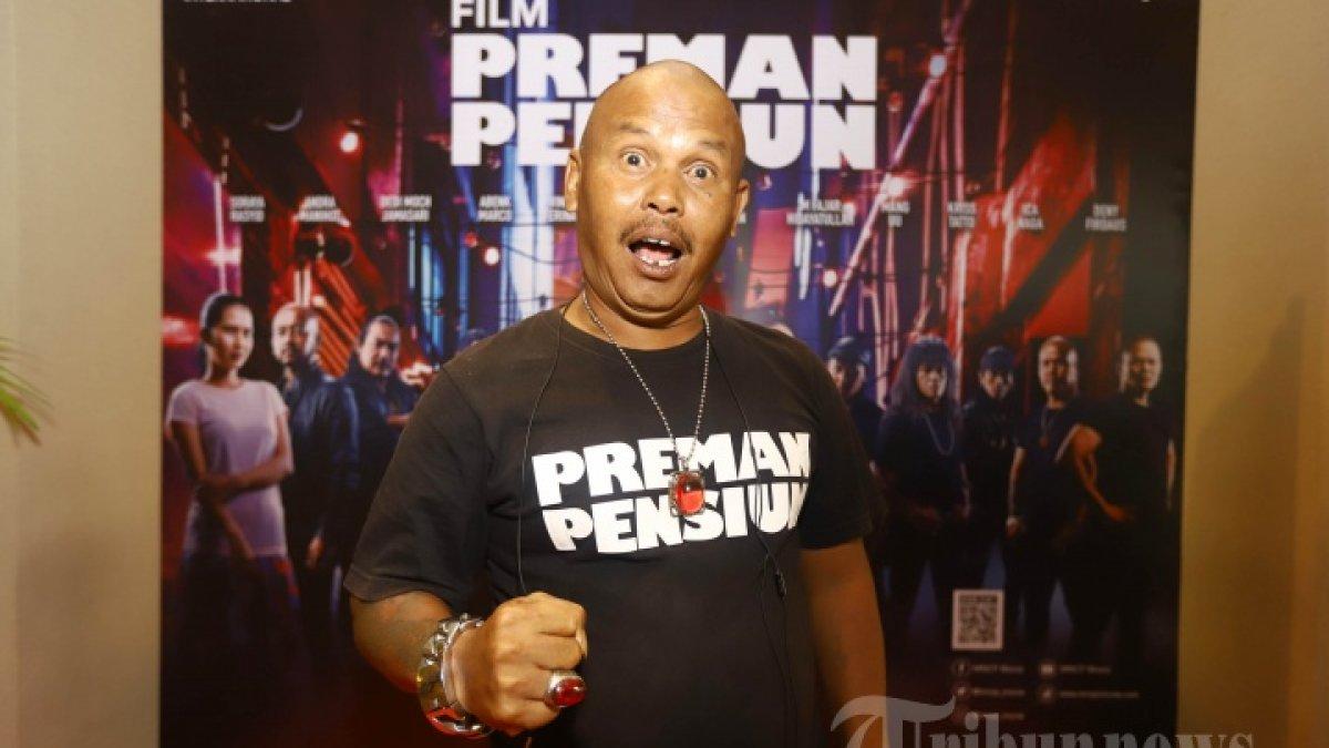 KANG PIPIT MENINGGAL - Ica Naga berperan sebagai Pipit di film Preman Pensiun, berpose sebelum konferensi pers di Jakarta, Kamis (10/1/2019).