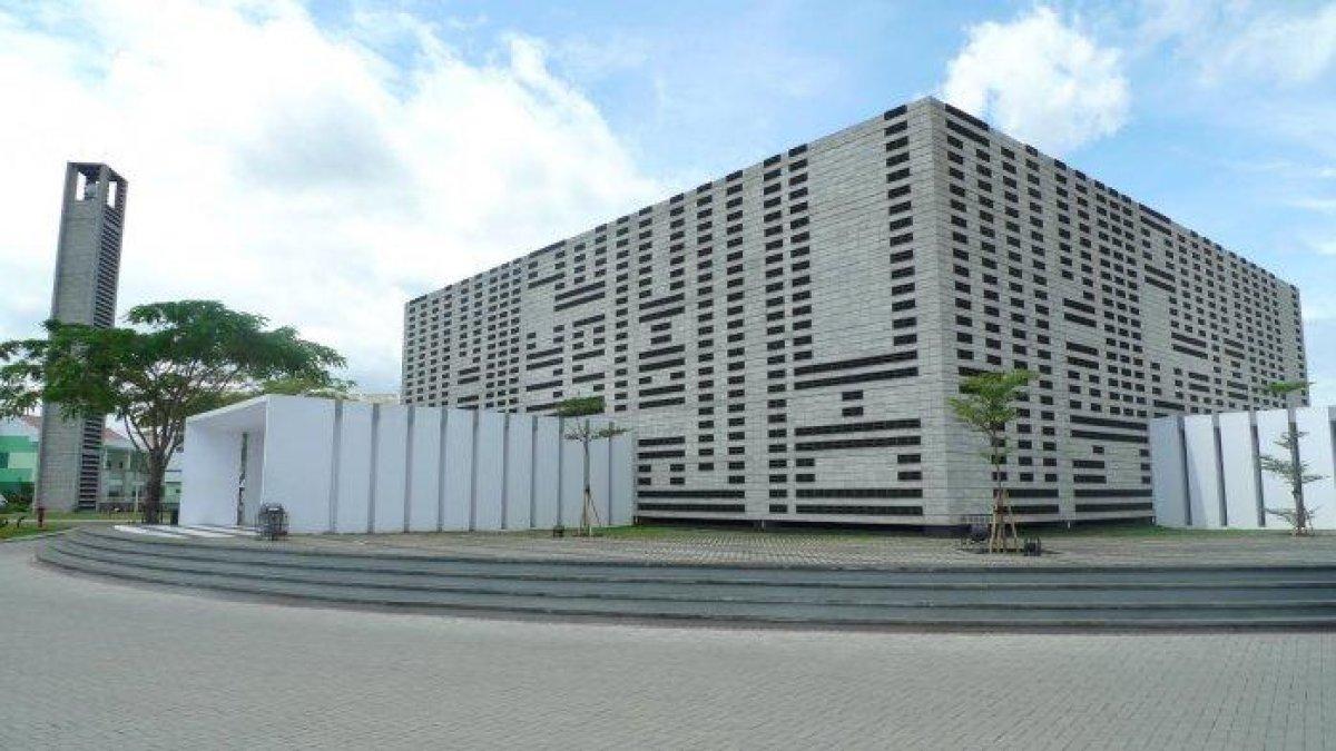 KARYA RIDWAN KAMIL,- Masjid Al Irsyad di Bandung karya Ridwan Kamil. Karya ikonik rancangan Mantan Gubernur Ridwan Kamil yang bisa menjadi rekomendasi destinasi liburan Lebaran 2025.