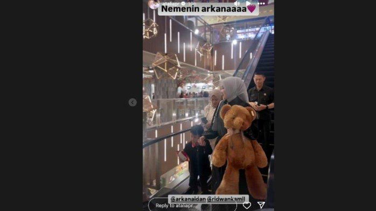 KASUS LISA MARIANA DAN RIDWAN KAMIL - Bu Cinta pamer keharmonisan usai Ridwan Kamil resmi melaporkan Lisa Mariana ke Bareskrim Polri karena diduga telah melakukan tindakan pencemaran nama baik kepadanya.