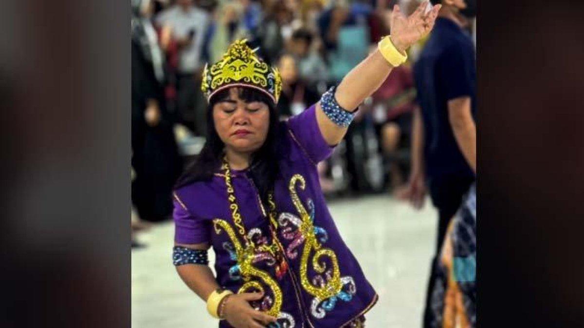 KEBERADAAN IDA DAYAK: Tangkapan layar momen Ida Dayak mengobati pasiennya, Kamis (30/1/2025). Lama tak ada kabar, Ida Dayak kabarnya kini tak lagi melakukan pengobatan tradisional kepada warga. Terkait hal tersebut manajer Ida Dayak pun mengurai alasannya.