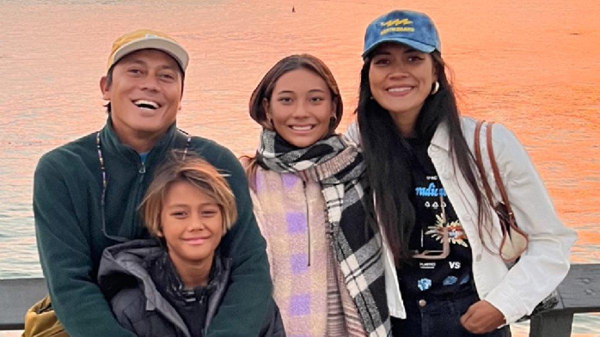 KELUARGA TIPI JABRIK - Tipi Jabrik kakak Luna Maya bersama istrinya Feby Jabrik dan kedua anak mereka.