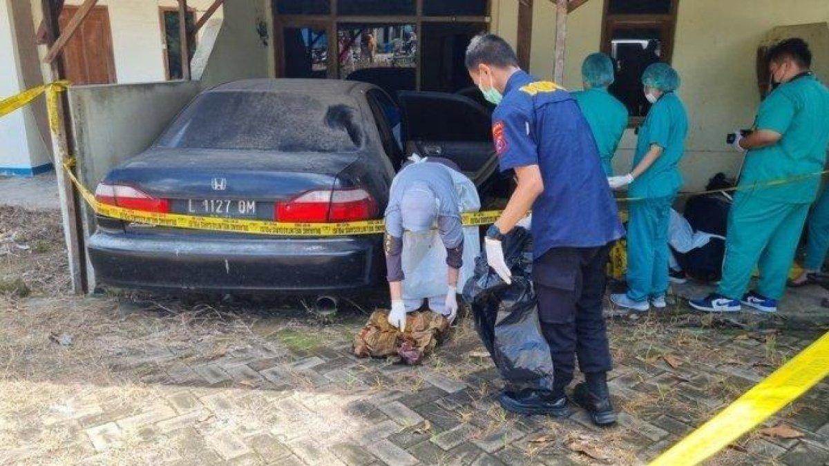 KERANGKA MANUSIA - Tulang kerangka manusia ditemukan di dalam mobil Honda Civic yang terparkir di Aspol Polsek Ujungpangkah, Polres Gresik, Senin (10/3/2025) siang. Polisi masih mendalami asal usul dan identitas mayat tersebut.