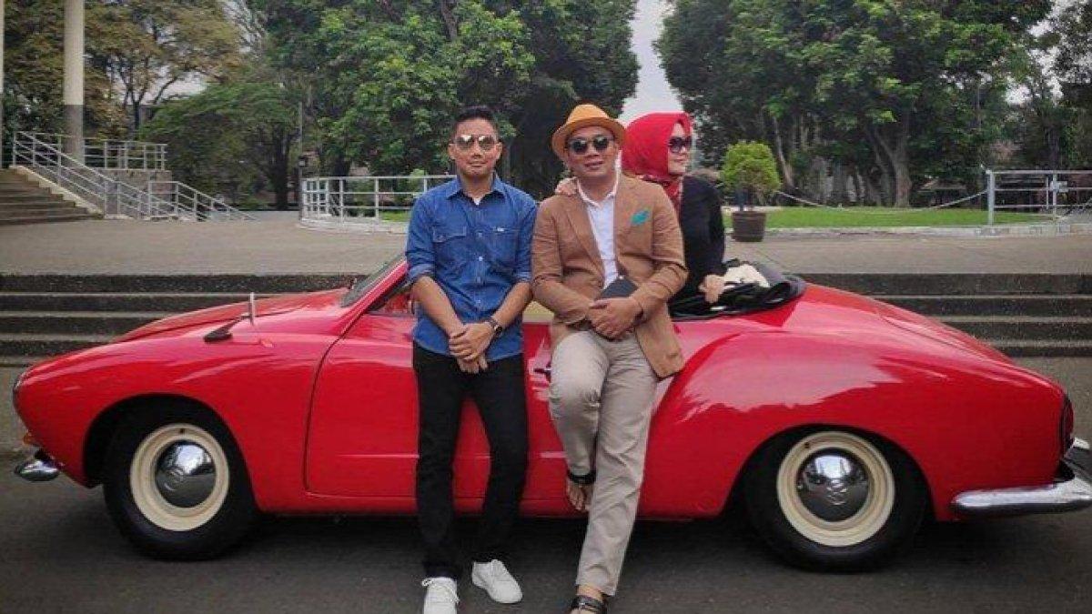 KOLEKSI KENDARAAN RIDWAN KAMIL,- Koleksi kendaraan milik Mantan Gubernur Ridwan Kamil, mulai dari motor gede atau moge hingga mobil listriK yang harganya selangit. Ada mobil antik.