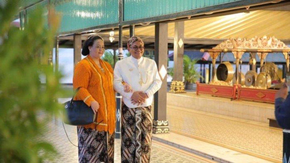 KPH Purbodiningrat bersama sang istri GKR Maduretno pada sebuah kesempatan