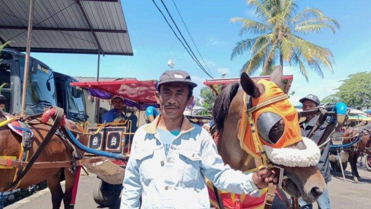 KUSIR DELMAN - Nasib mujur Tatep Ajo kusir delman asal Cihuni, Kabupaten Garut, Jawa Barat. Ia mendapatkan bantuan renovasi rumah dari Gubernur Jawa Barat Dedi Mulyadi saat mengurus proses pencarian kompensasi larangan jalan selama arus mudik Lebaran 2025, Kamis (20/3/2025) di Mapolres Garut.