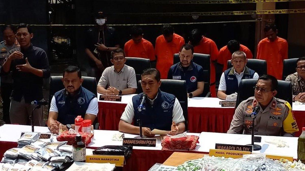 Kabareskrim Polri saat jumpa pers ungkap kasus peredaran narkoba jenis baru di dusun Pelem Kidul, Baturetno, Banguntapan, Bantul, DIY, Jumat (3/11/2023)