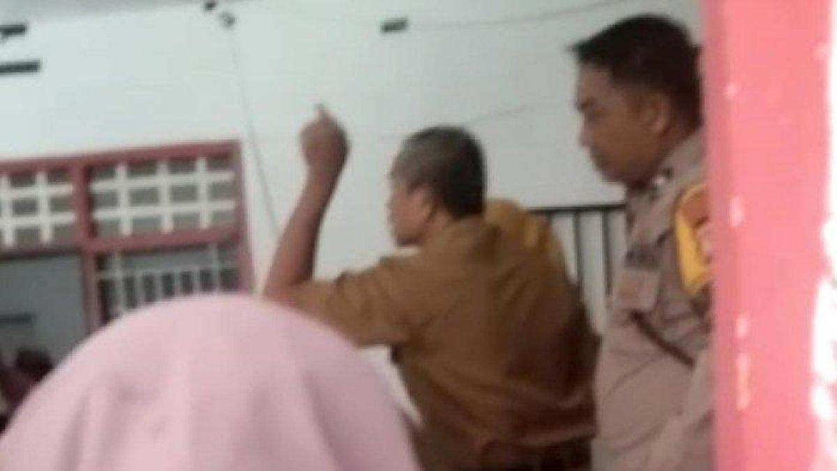 Tangkapan layar video viral kades nonaktif ngamuk datangi kantor desa.