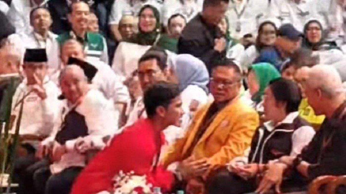 Kaesang Pangarep mencium tangan Megawati saat pengundian nomor urut Pilpres 2024