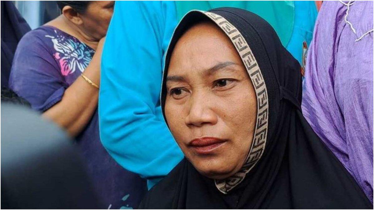 Kakak Kandung JU yakni Kasmi saat diwawancarai awak media di kediamannya di Jalan Rappocini, Kecamatan Rappocini, Kota Makassar, Sulawesi Selatan (Sulsel), Selasa (16/4/2024).