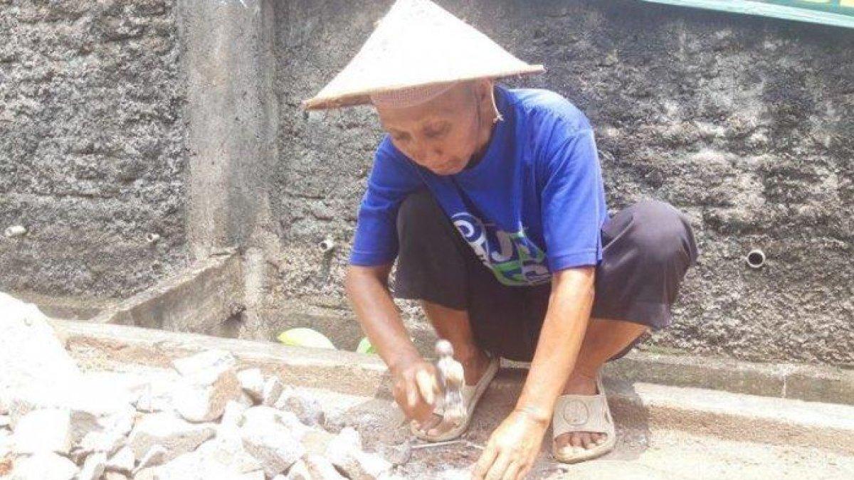 Kakek Sarono, pemecah batu yang punya banyak anak asuh yatim piatu