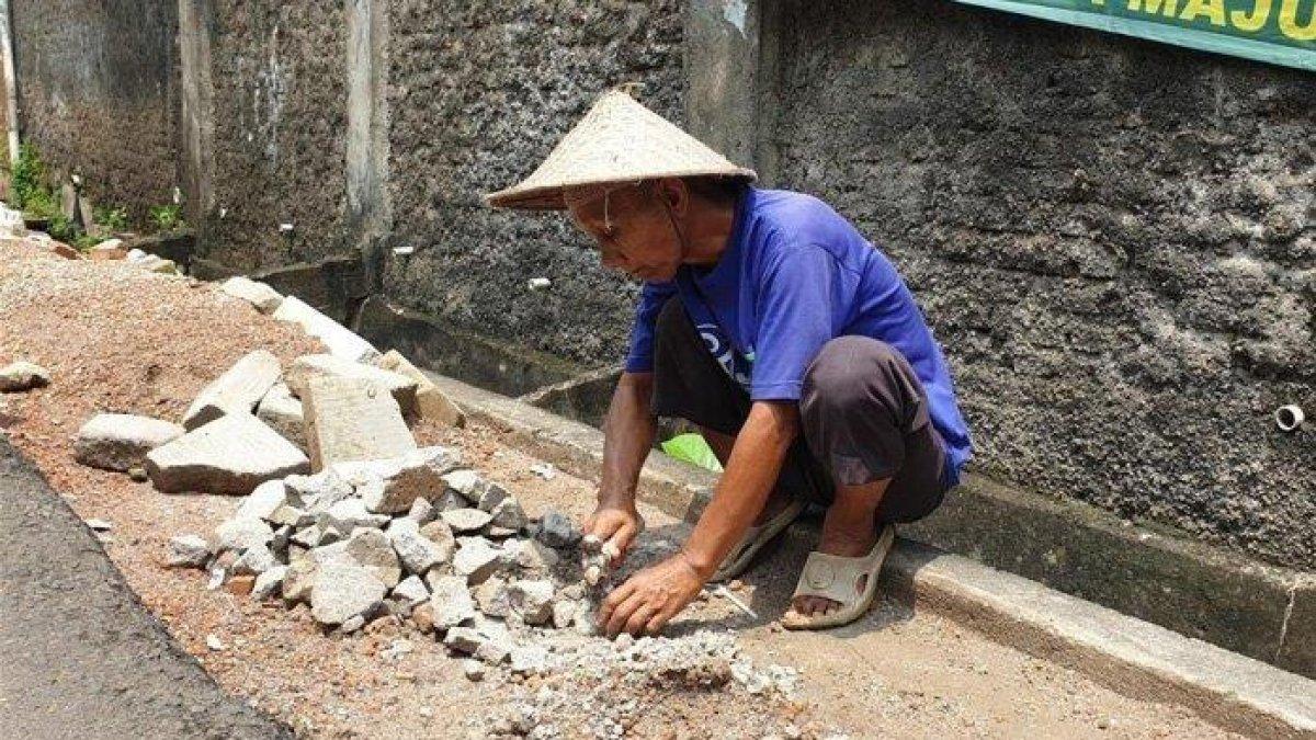 Kakek Sarono saat bekerja memecah batu