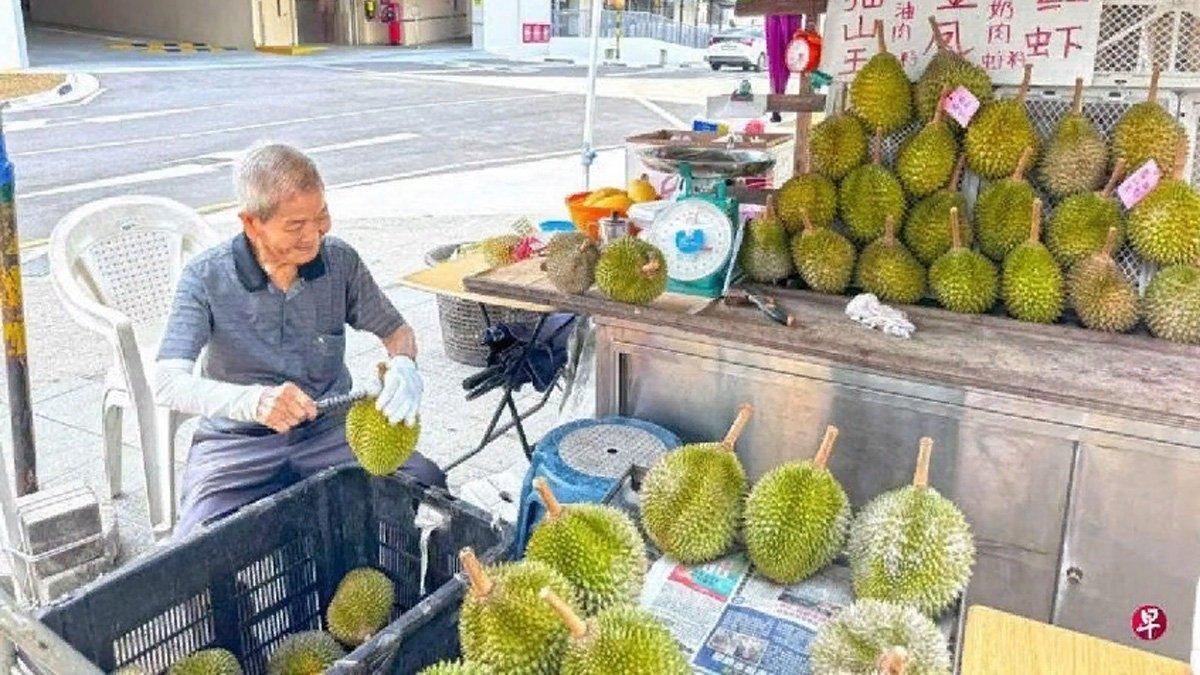 Kakek bernama Zhang Wende usai 91 tahun tetap semangat jual durian.