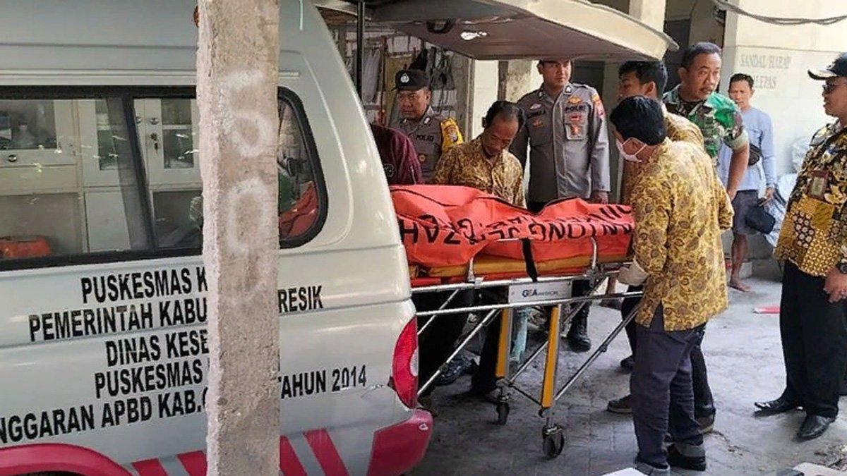 Kakek dievakuasi usai meninggal di makam orangtuanya di TPU Tlogopojok, Gresik,
