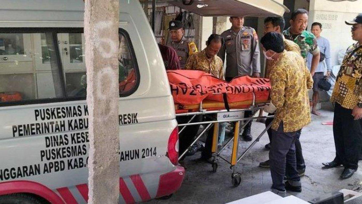 Kakek meninggal dunia, peluk makam ortu