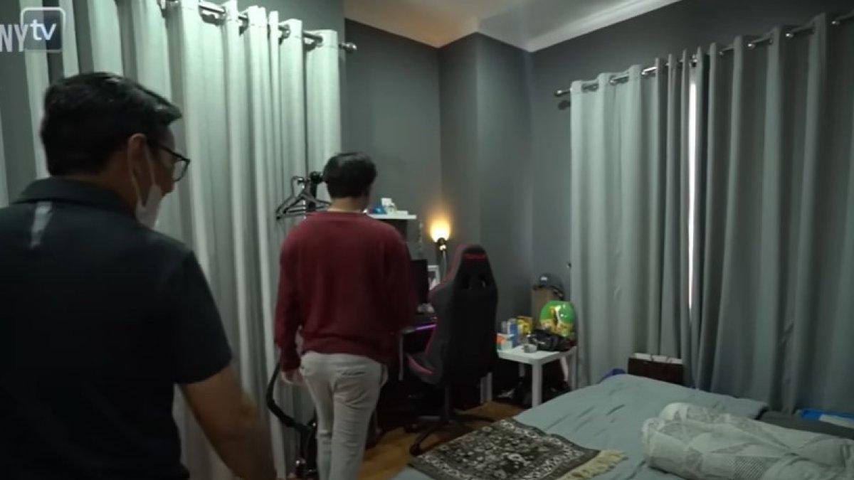Kamar tidur di rumah Rizky Febian.