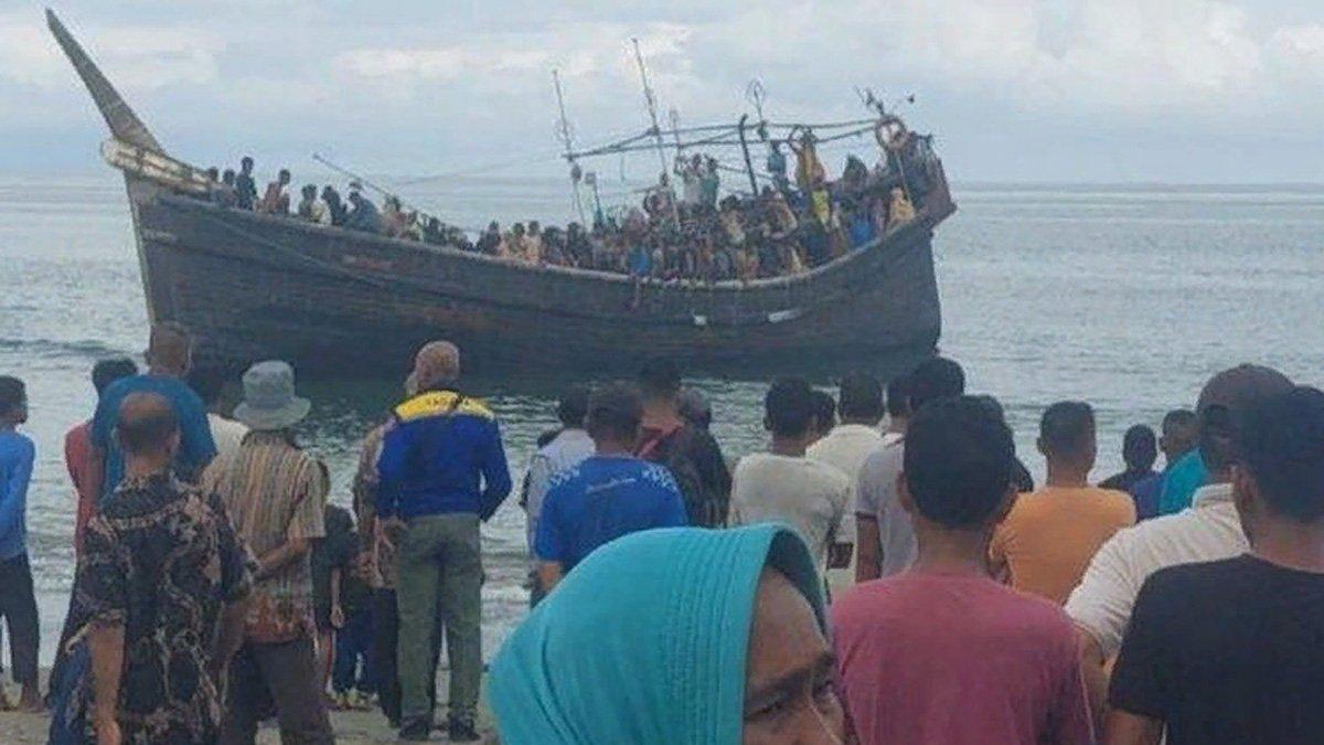 Kapal para pengungsi Rohingya di Pantai Kuala Pawon, Aceh