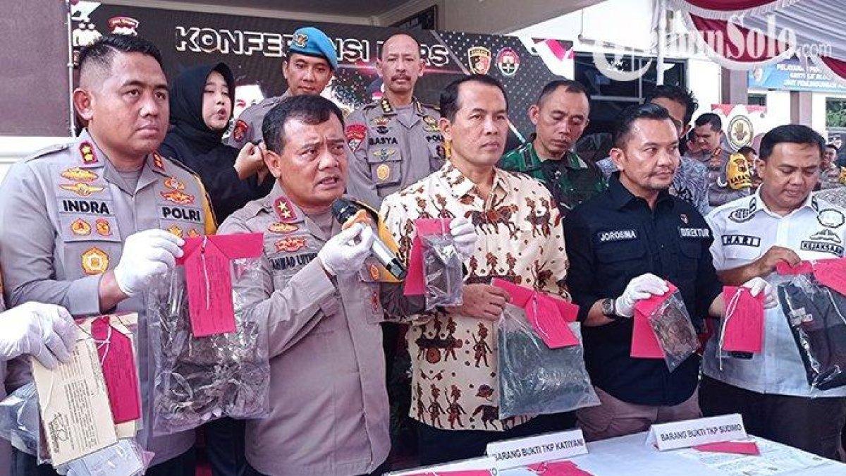 Kapolda Jawa tengah, Irjen Pol Ahmad Luthfi saat menunjukan barang bukti, Sabtu (30/12/2023)