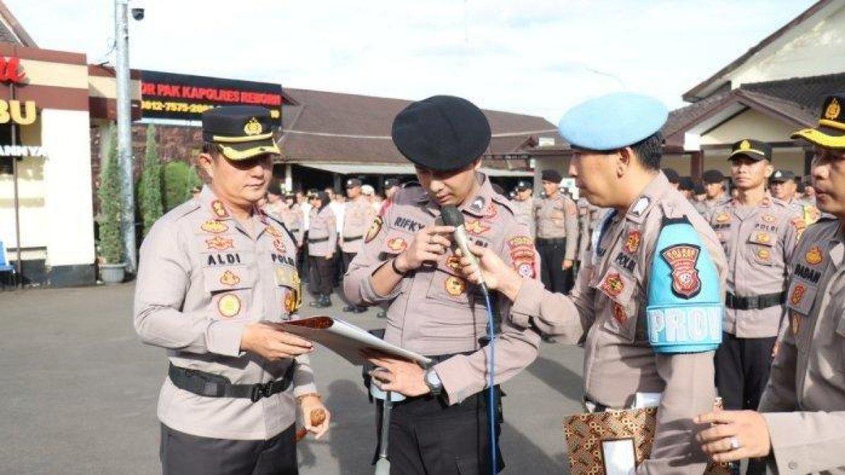 Kapolres Cimahi memberikan penghargaan kepada Bripda Rifky Anggara Pujaelani