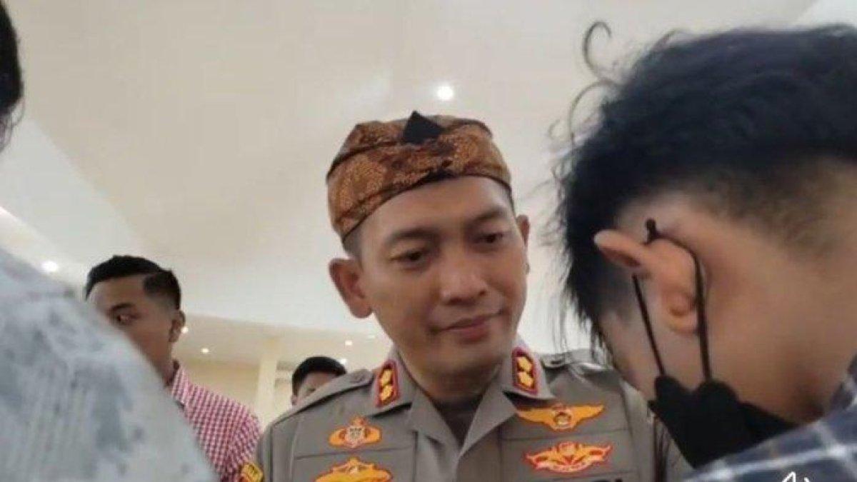 Kapolres Garut AKBP Rio Wahyu Anggoro menangis saat menyalami anak-anak yang terlibat geng motor di Garut, mereka diberi penyuluhan di Mapolres Garut, Kamis (12/1/2023).