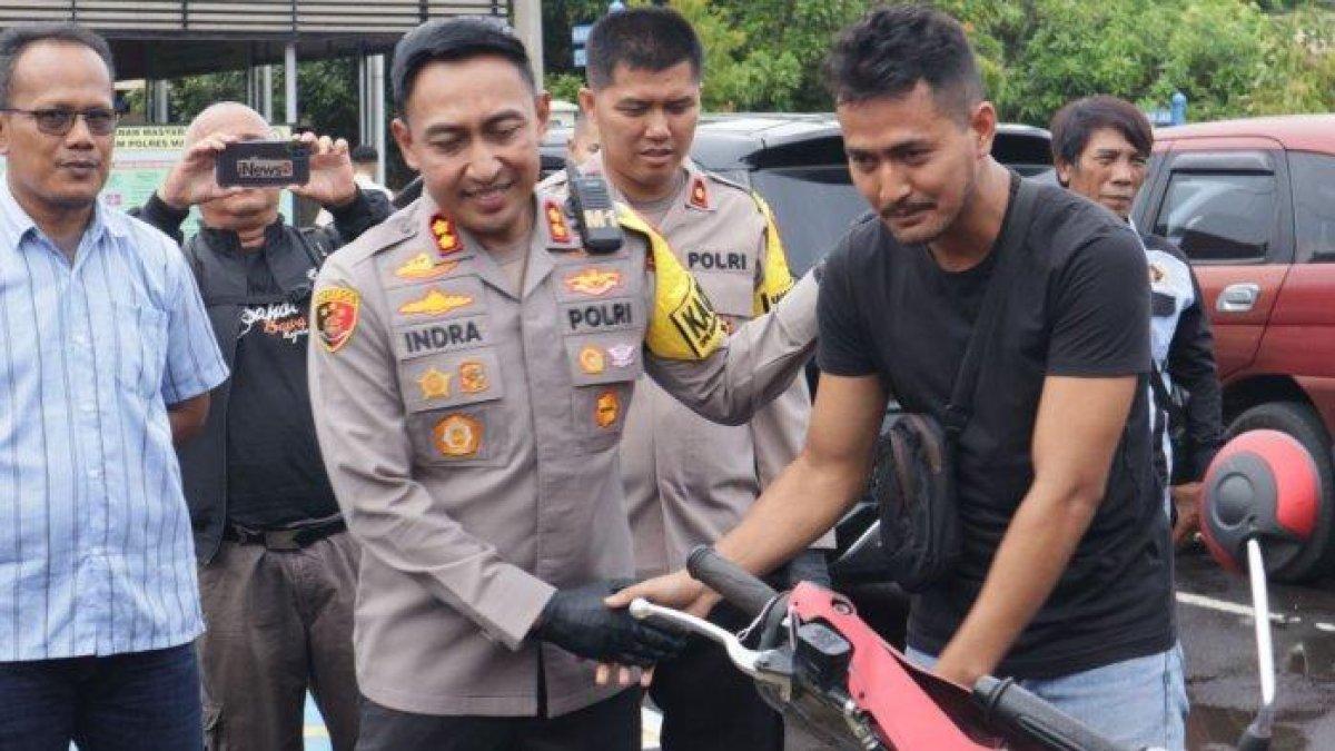 Kapolres Majalengka, AKBP Indra Novianto saat menyerahkan sepeda motor yang sempat dicuri kepada pemiliknya, Novi Bagaskara