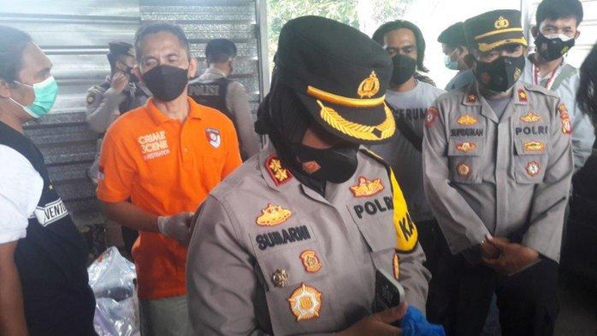 Kapolres Subang AKBP Sumarni saat meninjau lokasi penemuan mayat dua wanita di Dusun Ciseuti, Desa Jalan Cagak, Kecamatan Jalan Cagak, Kabupaten Subang, Jawa Barat.