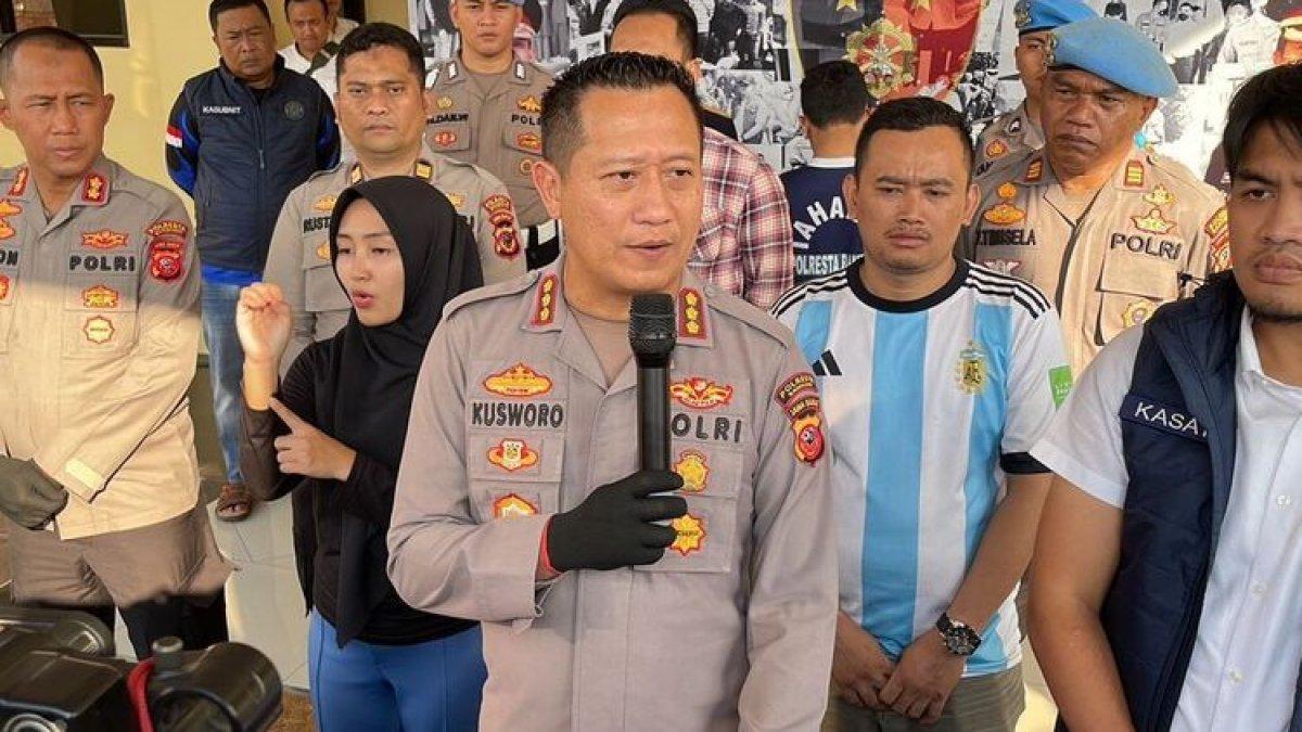 Kapolresta Bandung Kombes Pol Kusworo Wibowo saat melakukan konfrensi pers di Mapolresta Bandung, pada Rabu (2/8/2023) terkait aksi pemalakan yang dilakukan tiga orang terhadap tukang nasi goreng di Kecamatan Dayeuh Kolot, Kabupatem Bandung, Jawa Barat