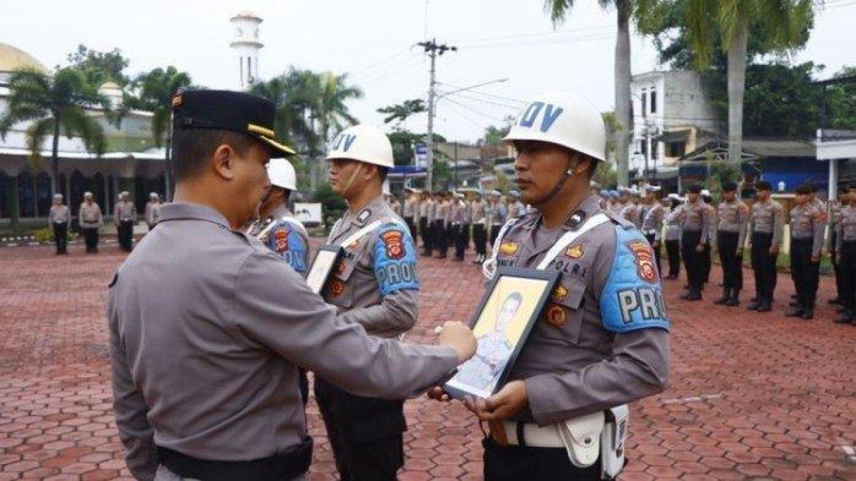 Kapolresta Bandung Kombes Pol Kusworo Wibowo memberhentikan tiga anggotanya saat upacara di lapangan Mapolresta Bandung, pada Senin (4/12/2023)