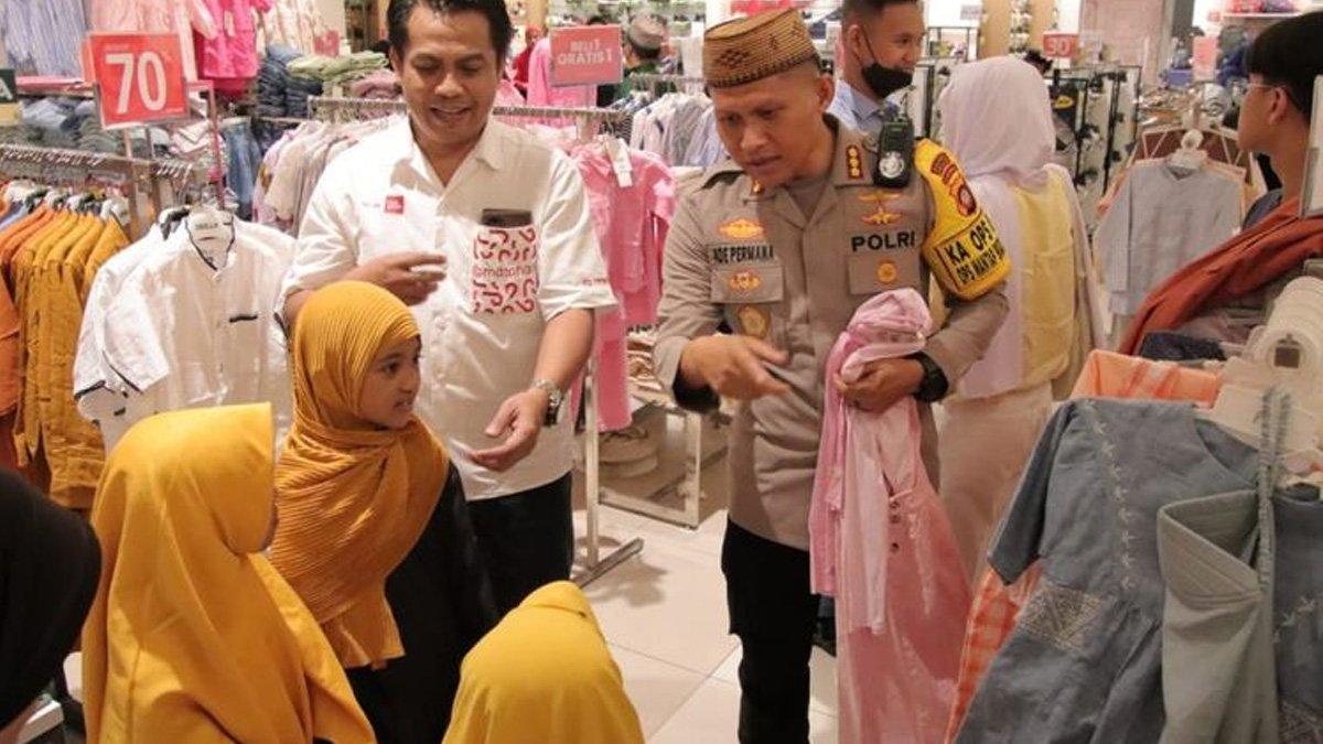 Polisi ajak 44 anak panti asuhan borong baju lebaran di mal.