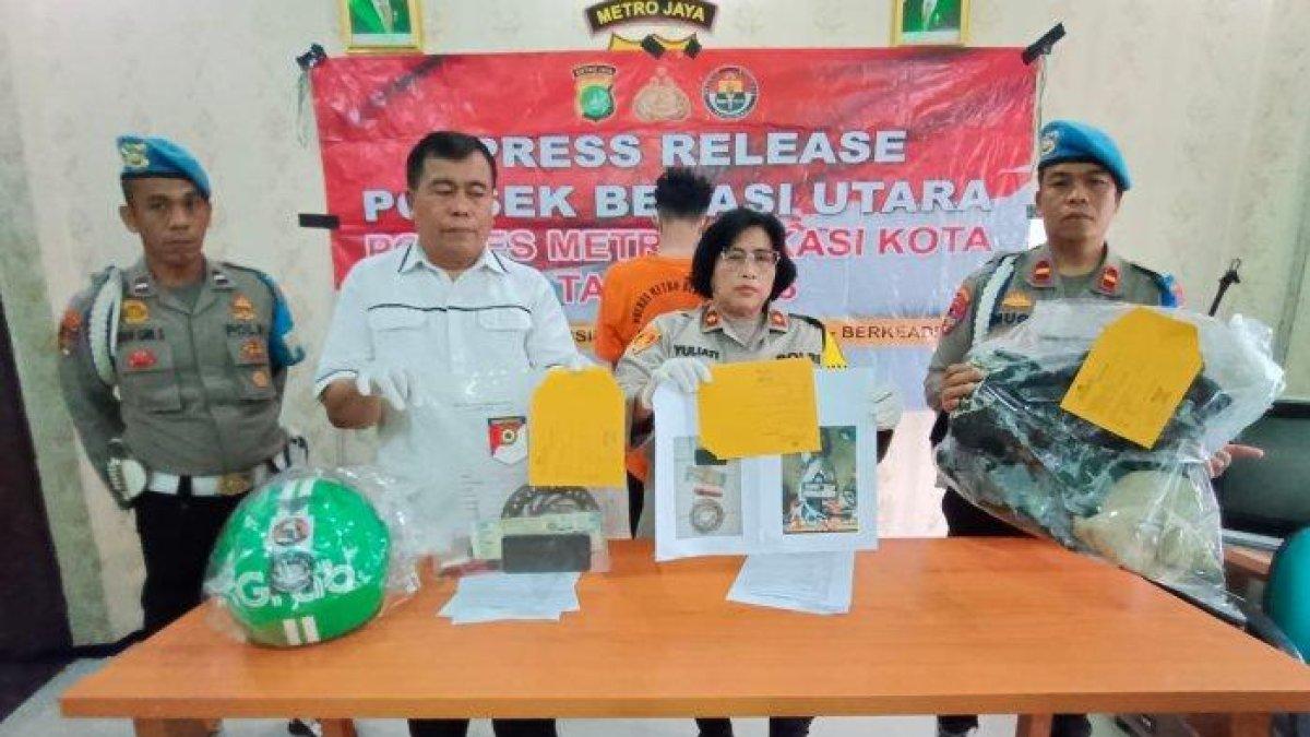 Kapolsek Bekasi Utara Kompol Yuliati (tengah) bersama jajarannya menunjukkan barang bukti kasus pencurian dengan kekerasan yang diawali keributan dua Driver ojol, Senin (6/11/2023).