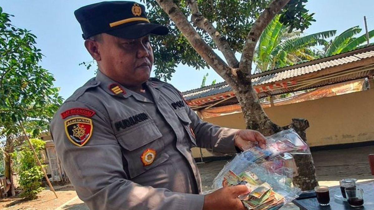 Kapolsek Semanu AKP Pudjijono menunjukkan uang mainan yang dibawa T. Selasa (5/9/2023)