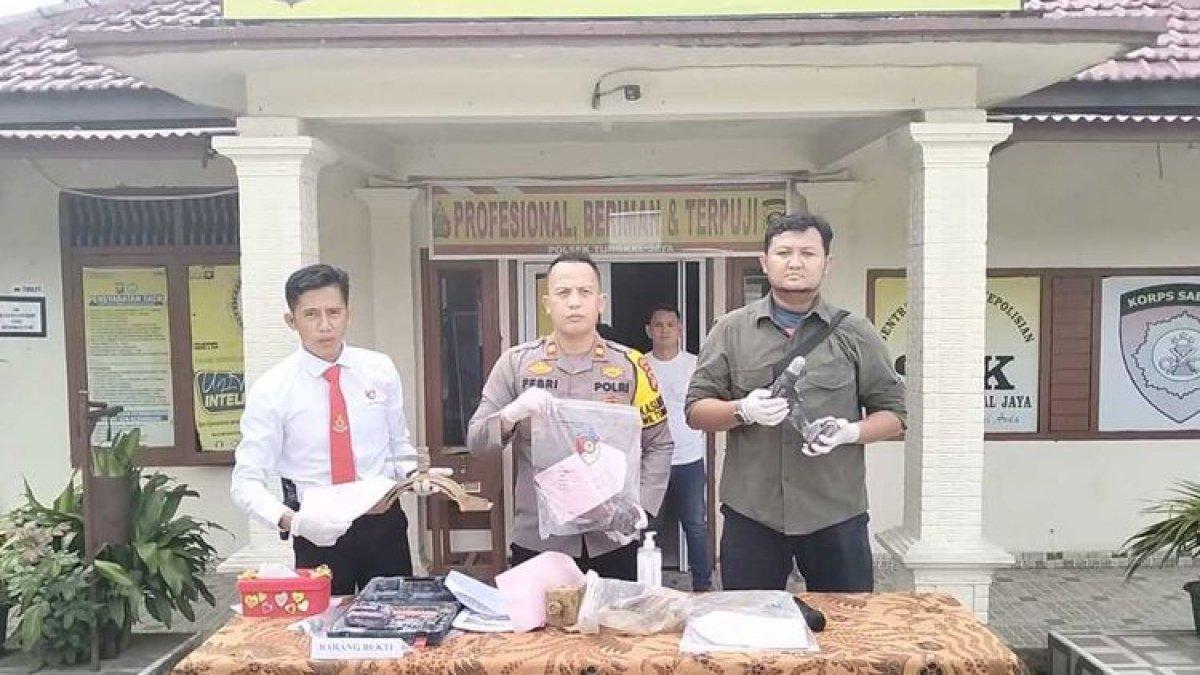 Kapolsek Tungkal Jaya, Iptu Febriansyah saat melakukan gelar perkara ungkap kasus pencurian 6.000 liter minyak mentah milik Pertamina dan Gas (Pertagas).