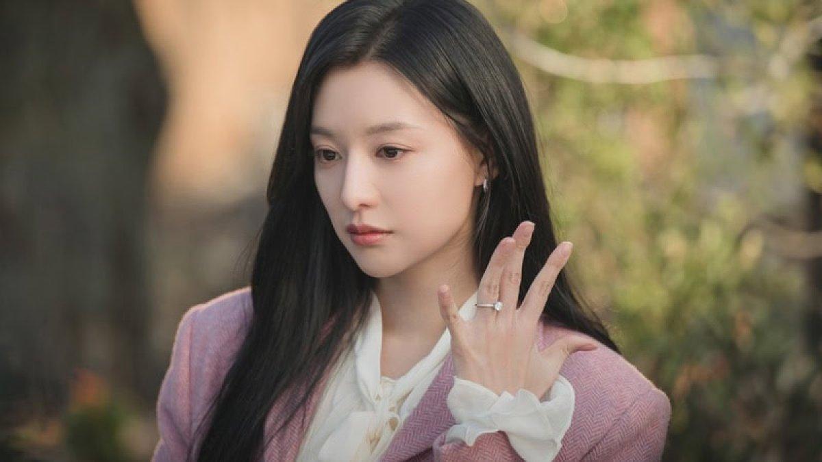KARAKTER DRAKOR - Karakter Hong Hae In di drakor Queen of Tears. Berikut ini 5 karakter drakor yang paling stylish.