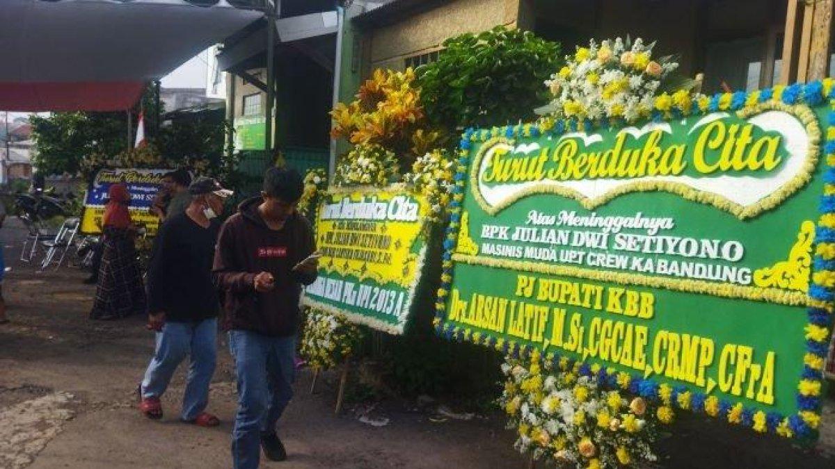 Karangan bunga di rumah duka Julian Dwi Setiyono di Kompleks Mekarsari Eco Living, Desa Cilame, Kecamatan Ngamprah, Kabupaten Bandung Barat, Jumat (5/1/2024).