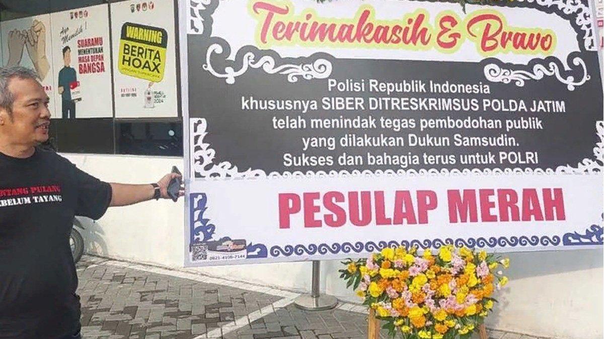 Karangan bunga yang dikirim pesulap merah ke Polda Jatim.