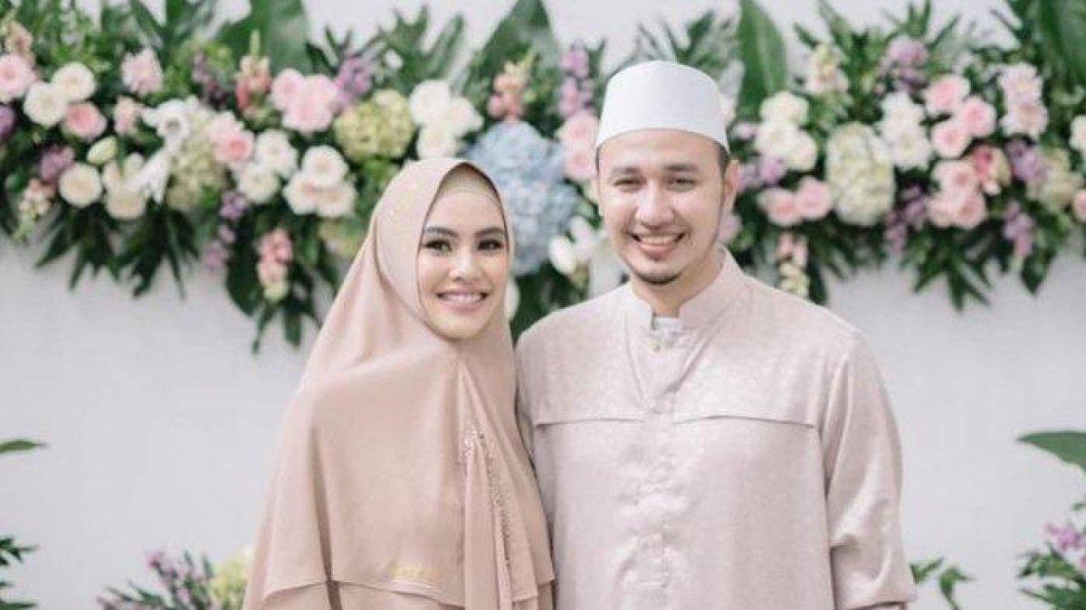 Kartika Putri dan suami Habib Usman bin Yahya