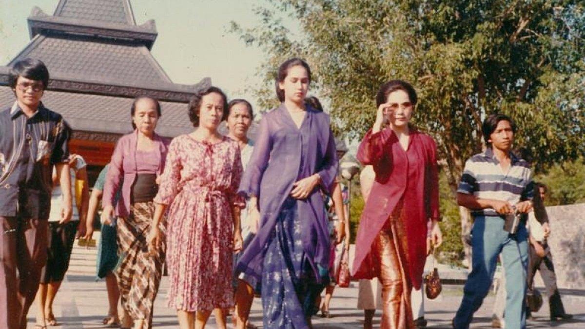Kartika Sari Dewi mengunjungi makam Soekarno bersama Ratna Sari Dewi