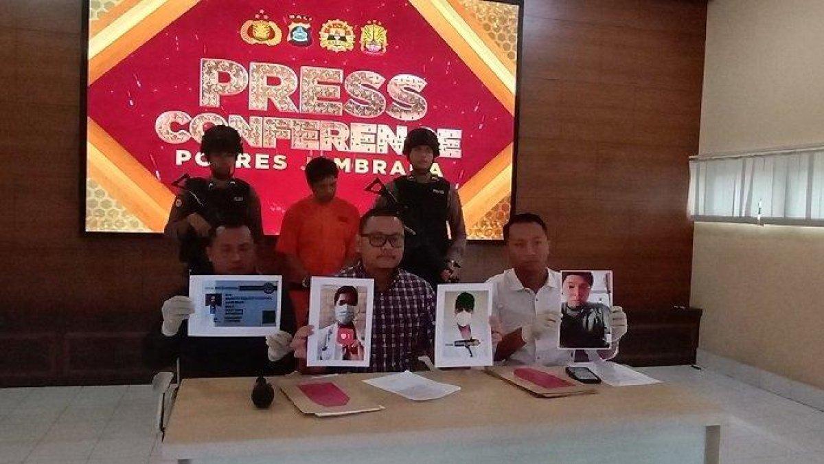 Kasat Reksrim Polres Jembrana, AKP Agus Riwayanto Diputra didampingi Kanit I, Ipda Ekky Nurwenda Putra (kanan) saat menunjukkan bukti tindak pidana penipuan di kantor setempat, Kamis 9 November 2023.