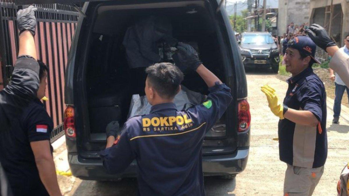 Jasad Didi Hartanto (42) dievakuasi dari bawah lantai ruangan dapur rumahnya di Bumi Citra Indah I RT 06 RW 13 Desa Pataruman, Kecamatan Cihampelas, Kabupaten Bandung Barat (KBB), Jawa Barat, Selasa (16/4/2024).