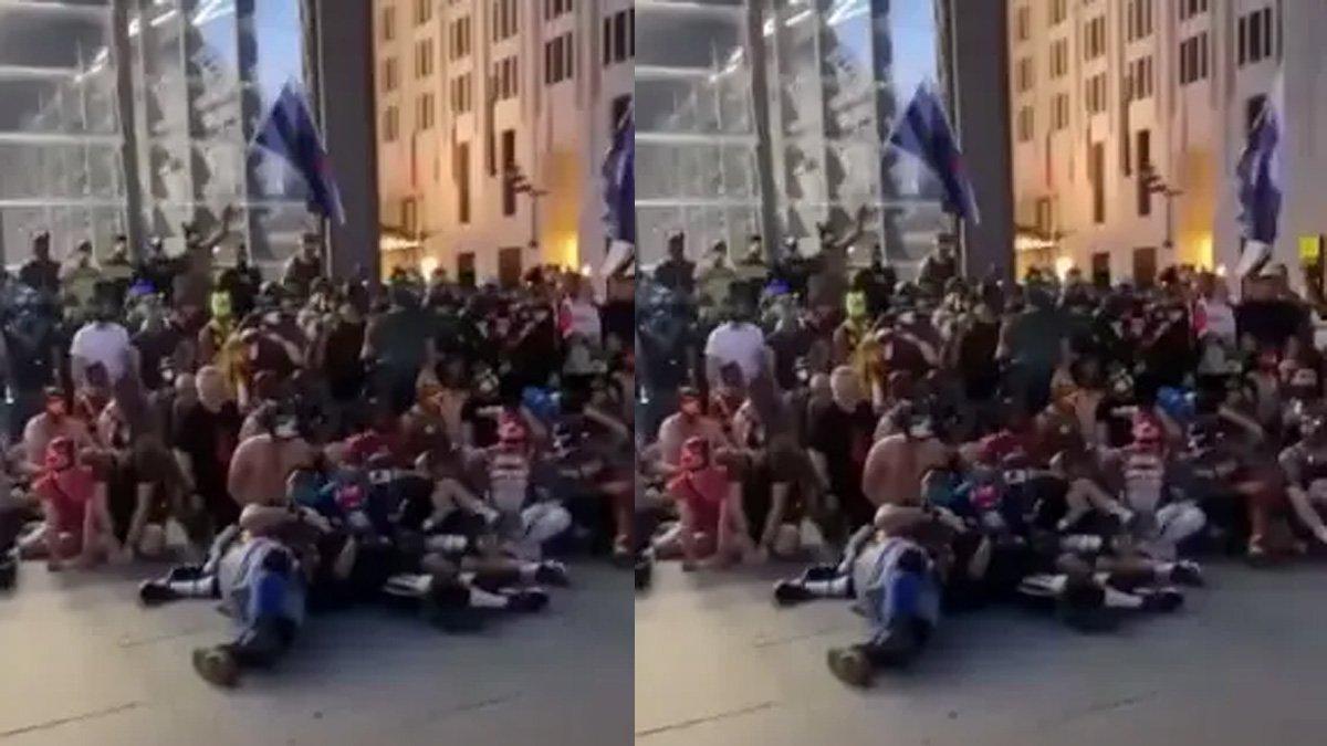 Kawanan menganggap dirinya anjing berkumpul di stasiun Berlin Potsamer Platz di Jerman.