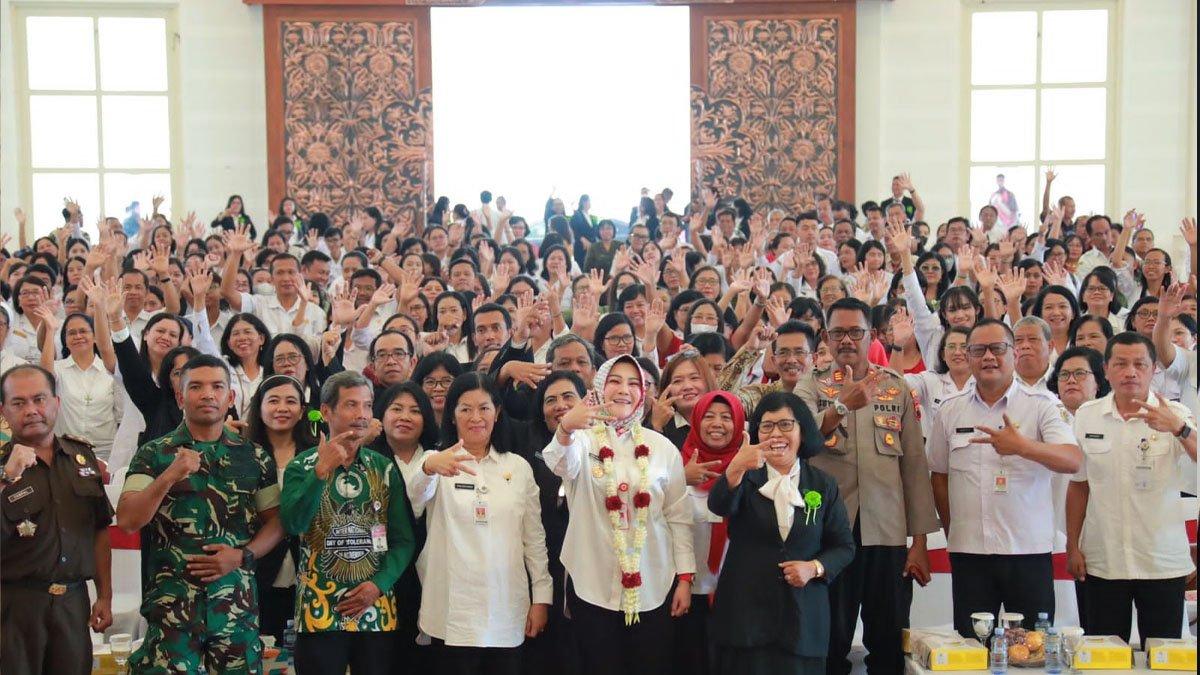 Kebahagiaan ibadah Perayaan Natal yang digelar umat kristiani Dinas Pendidikan (Disdik) Kabupaten Klaten di Grha Bung Karno (GBK) Klaten pada Rabu (8/1/2025).