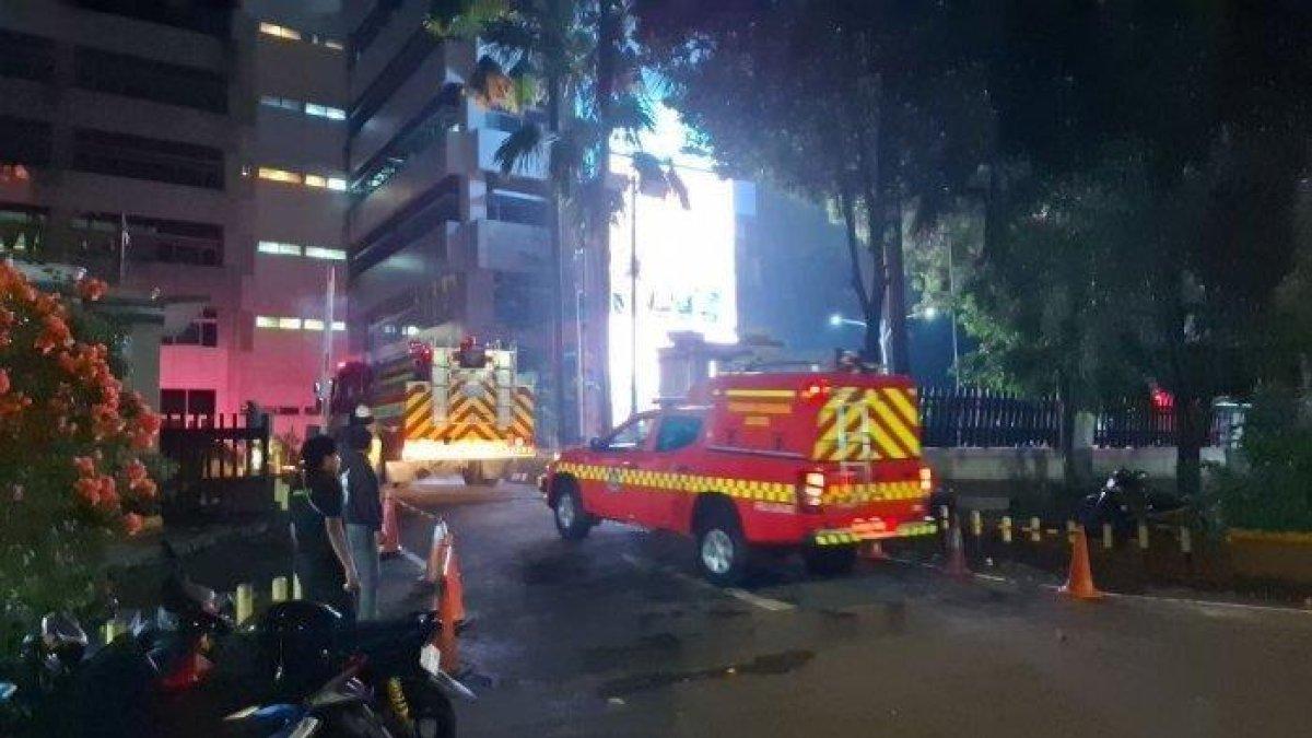 GEDUNG KEMENTERIAN ATR/BPN - Mobil pemadam kebakaran masuk ke gedung Kementerian ATR/BPN, Jakarta Selatan, Sabtu (8/2/2025) tengah malam. Petugas damkar ini berupaya memadamkan api di gedung tersebut.