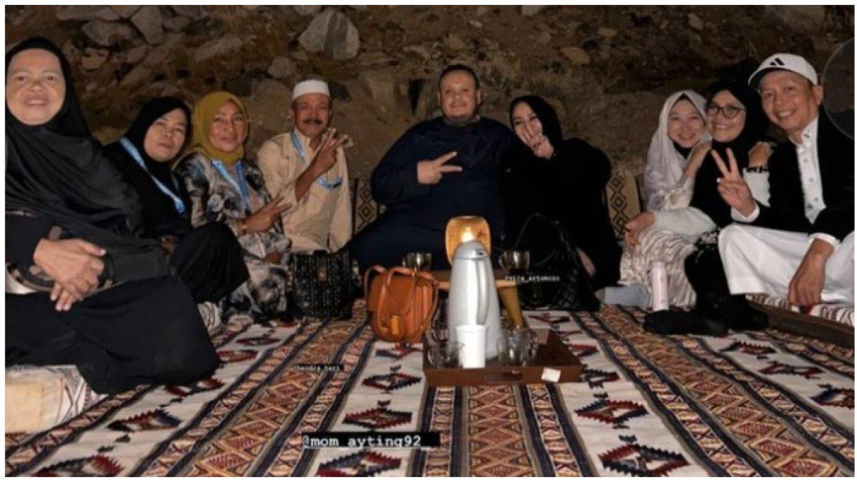Kebersamaan ibu sambung Lettu Fardhana umrah dengan keluarga Ayu Ting Ting