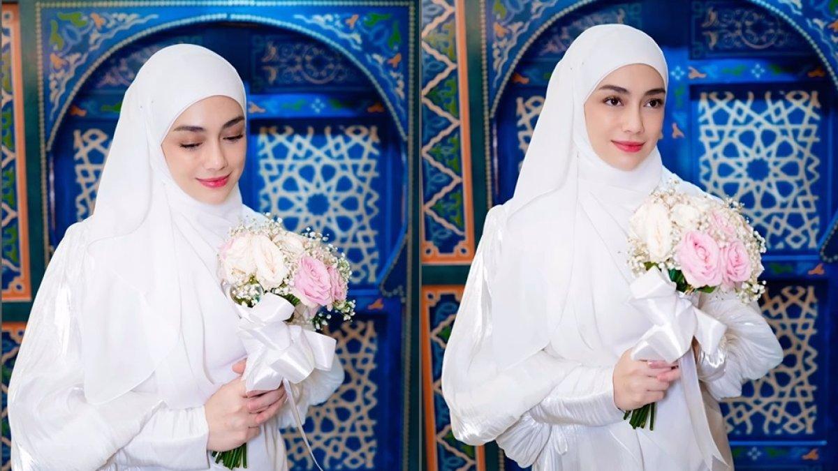 Satu pertanda baru Celine Evangelista hasrat mau mualaf diungkap Umi Pipik, istri mendiang Ustaz Jefri Al Buchori itu melihat langsung mantan Stefan William sudah sholat lima waktu!