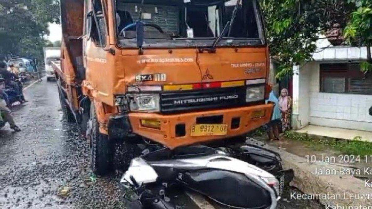 Kecelakaan beruntun di di Jalan Raya Kalong II, Desa Kalong II, Kecamatan Leuwisadeng, Kabupaten Bogor
