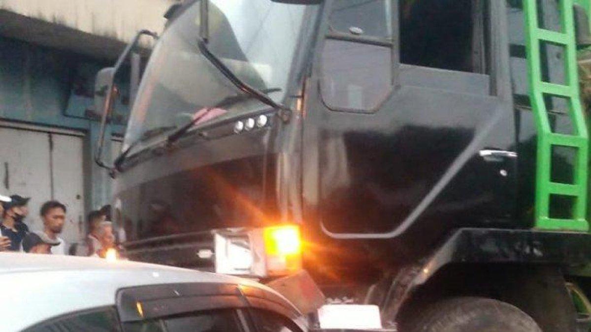 Kecelakaan beruntun melibatkan satu truk dengan empat mobil dan tiga motor terjadi di Jalan Raya Sokaraja, Kabupaten Banyumas, Kamis (7/9/2023) sekira pukul 17.00 WIB.
